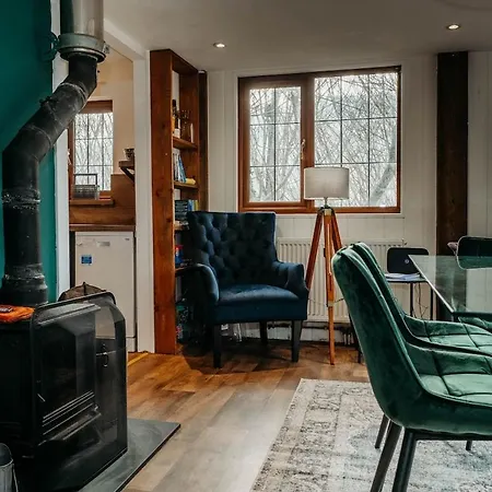 Heron's Perch- A Pond-side Retreat With Cinema * Callington