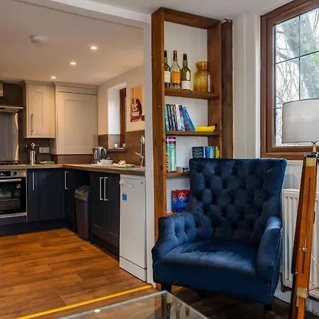 Heron's Perch- A Pond-side Retreat With Cinema Holiday home *