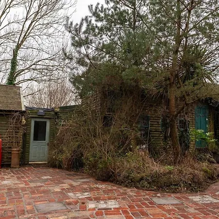 Holiday home Heron's Perch- A Pond-side Retreat With Cinema