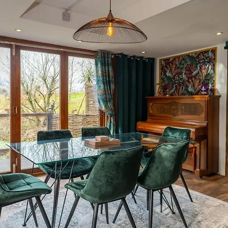 Holiday home Heron's Perch- A Pond-side Retreat With Cinema *